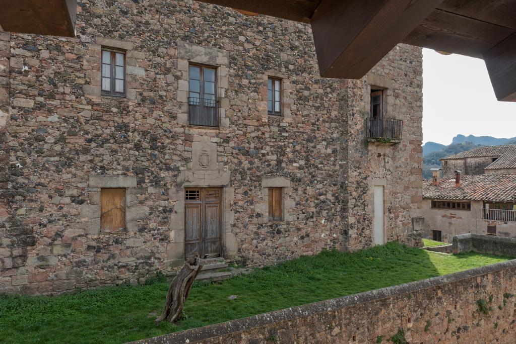 Hotel Cal Sastre Santa Pau Exterior foto